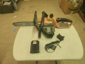 lot 72 image: Black & Decker 10 battery chainsaw