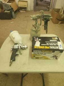 lot 76 image: Selection of 3 spray guns