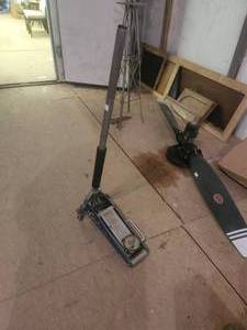 lot 96 image: Pittsburgh car floor jack