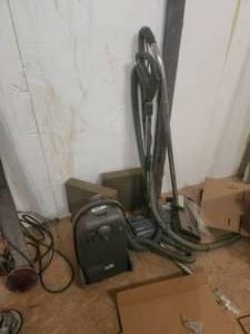 lot 105 image: Kenmore vacuum cleaner