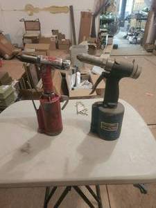 lot 121 image: Selection of 2 pneumatic aircraft riveters