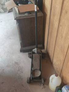 lot 181 image: Car floor jack