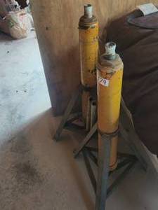 lot 179 image: Pair of 8-ton hydraulic long ram jacks and stands