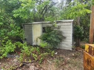 lot 210 image: Metal building, can be moved with forklift