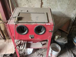 lot 326 image: Sandblaster unit and wet vac
