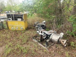 lot 323 image: Selection of turbine aircraft engines and a huffer unit