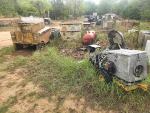 lot 327 image: Mixed lot of items