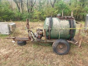 lot 337 image: Portable pull behind water tank with pump