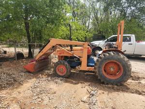lot 352 image: Kubota tractor - Model L1720