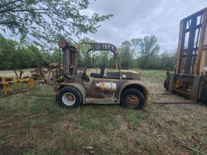 lot 362 image: Hyster H60-GAF-44 - 6000lb. truck, lift, fork - works-runs