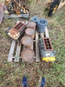 lot 361 image: Mixed pallet lot - includes barbwire