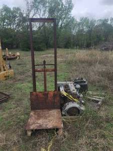 lot 353 image: Manual lift and Perkins diesel engine
