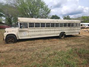 lot 369 image: 1972 International Harvester Loadstar 1700 bus - runs and drives