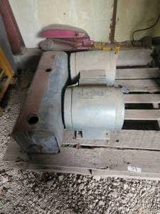 lot 319 image: pallet of electrical motors