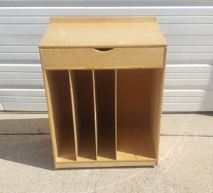 lot 74 image: Wooden 5 Compartment Storage Cabinet w Flip Top Display Easel & Whiteboard, Measures 31 tall x 24 wide x 14.5 deep