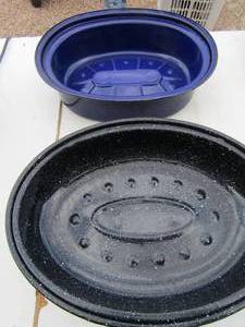 lot 16 image: blueblack speckled roasters with lids