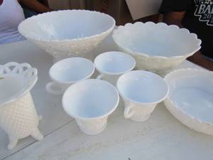 lot 21 image: milk glass lot,-  2 salad bowls, 4 tea glasses and more