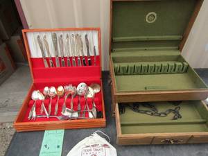lot 34 image: various pieces of 1881 silverplated William Rodgers silverware, bag of marbles, brown wooden silverware box empty
