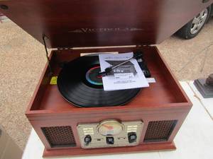 lot 61 image: Victrola 6 in 1 nostalgic turn table, like new