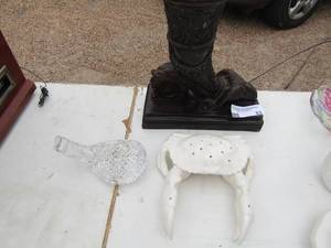lot 63 image: Clear glass golf club end, white glass crab, brown Ram head horn Planter