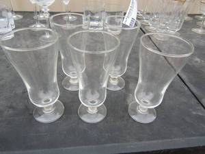lot 84 image: 5 tea glasses