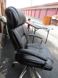 lot 112 image: black high back rolling office desk chair