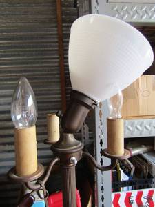 lot 189 image: 3 tier floor lamp no shade, top middle light needs minor repairs other then that great shape