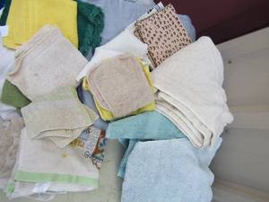 lot 275 image: lot of various wash cloths, towels, kitchen towels