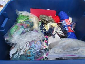 lot 285 image: Large tub of yarn and fabric pieces