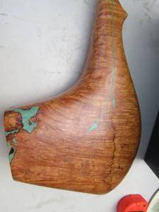 lot 286 image: Burl Maple wooden bear with Turquoise running throughout the wood, 9 12 x 14 14