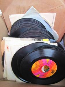lot 298 image: 45s record lot includes oldies but goodies, michael murphey, barbra streisand, maureen McGovern, carenters and many more qty over 20