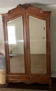 lot 3 image: Vintage ARMOIRE   2 mirrors on the front,   92X53X22