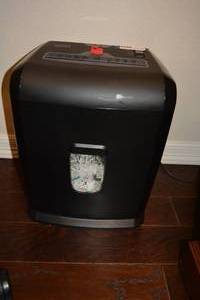 lot 20 image: Staples Paper Shredder