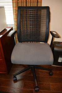 lot 21 image: Rolling Office Chair with Mesh Back by Steelcase