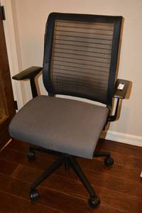 lot 22 image: Rolling Office Chair with Mesh Back by Steelcase