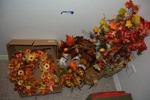 lot 91 image: Fall Wreaths, Wire Pumpkin Arrangement, and Glittery Vase Arrangement