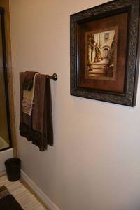 lot 95 image: Bathroom Rugs, Pair of Wall Art Prints, Towels and Trash Bin