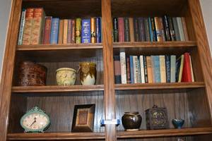 lot 104 image: Books and Home Dcor, see pictures