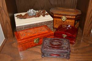 lot 106 image: Jewelry Boxes and Decorative Boxes