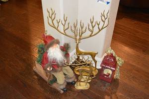 lot 122 image: Christmas Dcor Set of 3 Metal Deer, Lantern and Santa Sleigh