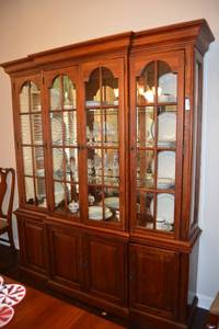 lot 129 image: Lighted China Hutch by Lexington Furniture - Contents Sold Separately