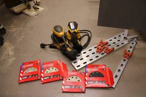 lot 551 image: Craftsman 5 Sanding Discs, DeWalt Orbit Palm Sanders