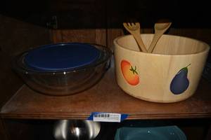 lot 172 image: Pyrex Nesting Bowls and Wooden Salad Bowl