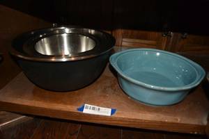 lot 173 image: Rachel Ray 2 Qt. Dish and Nesting Bowls