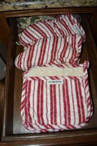 lot 198 image: William Sonoma Hot Pads