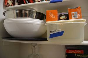 lot 209 image: Large Mixing Bowls, Tea Bags, Rubbermaid Storage Container