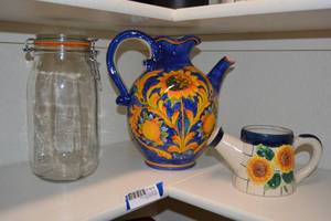lot 215 image: Tuscan Sunflower Pitcher, Sunflower Vase and 2L Super Jar