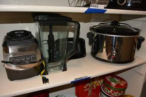 lot 220 image: Ninja Blender, Chefmate Crockpot Slow Cooker