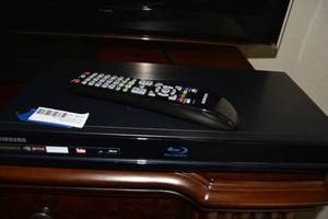 lot 233 image: Samsung Blu-Ray Disc Player and Remote Model BD-P1600