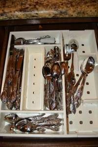 lot 166 image: Oneida Silverware Set